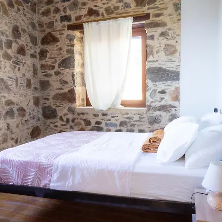 Holiday home Rosales Stone House